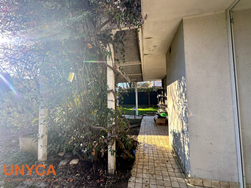 Proponiamo bifamiliare situata in quartiere residenziale rappresentando la perfetta fusione tra i...