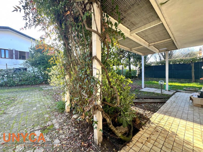 Proponiamo bifamiliare situata in quartiere residenziale rappresentando la perfetta fusione tra i...