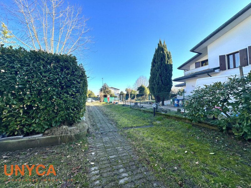 Proponiamo bifamiliare situata in quartiere residenziale rappresentando la perfetta fusione tra i...