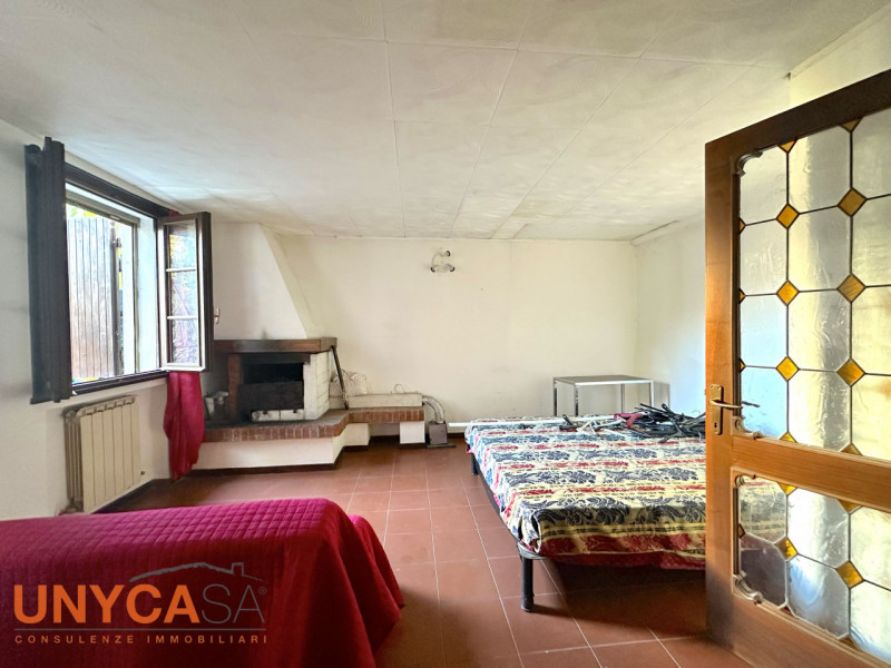 Proponiamo bifamiliare situata in quartiere residenziale rappresentando la perfetta fusione tra i...