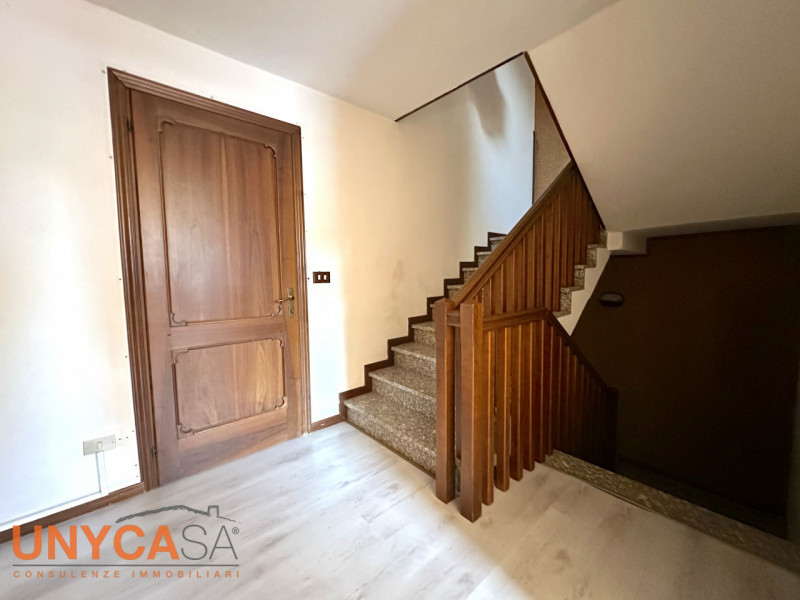 Proponiamo bifamiliare situata in quartiere residenziale rappresentando la perfetta fusione tra i...