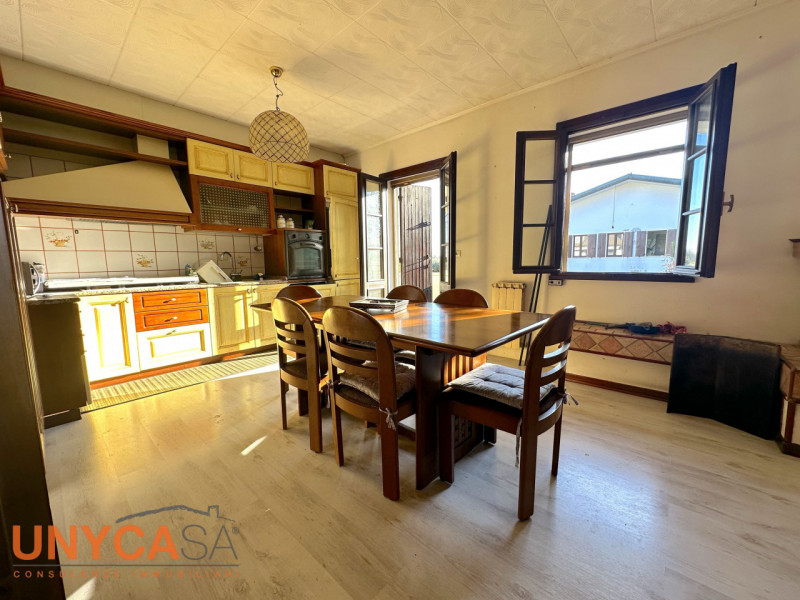 Proponiamo bifamiliare situata in quartiere residenziale rappresentando la perfetta fusione tra i...