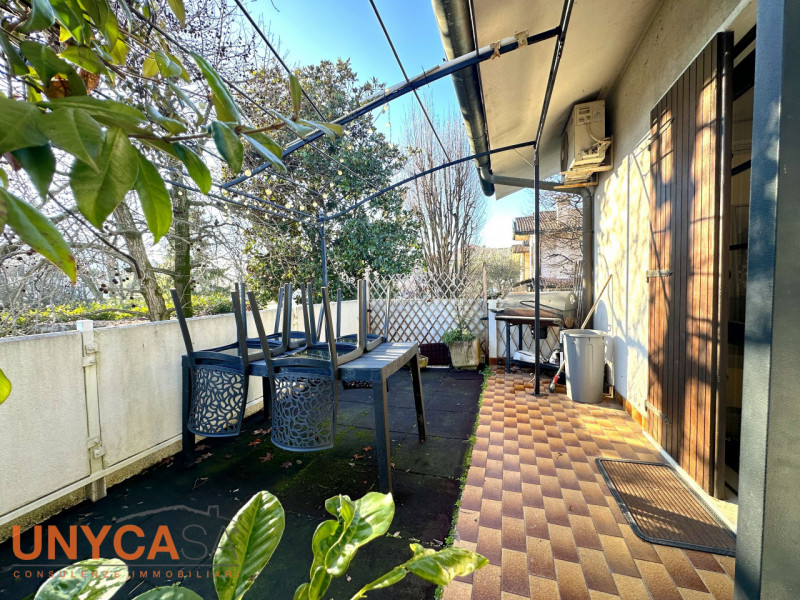 Proponiamo bifamiliare situata in quartiere residenziale rappresentando la perfetta fusione tra i...