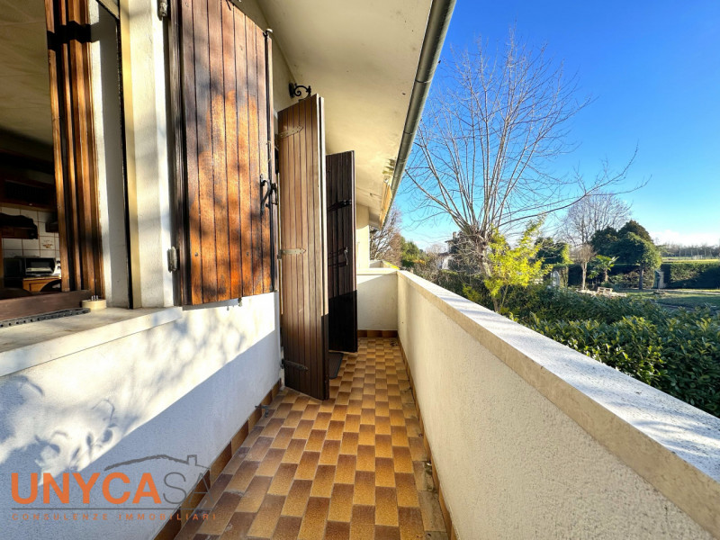 Proponiamo bifamiliare situata in quartiere residenziale rappresentando la perfetta fusione tra i...