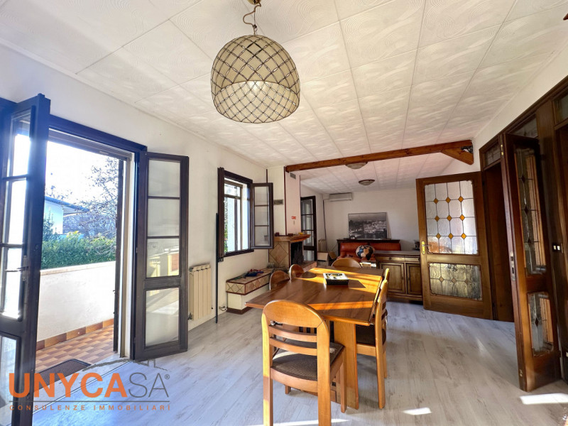 Proponiamo bifamiliare situata in quartiere residenziale rappresentando la perfetta fusione tra i...