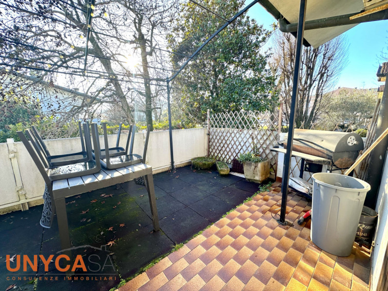 Proponiamo bifamiliare situata in quartiere residenziale rappresentando la perfetta fusione tra i...