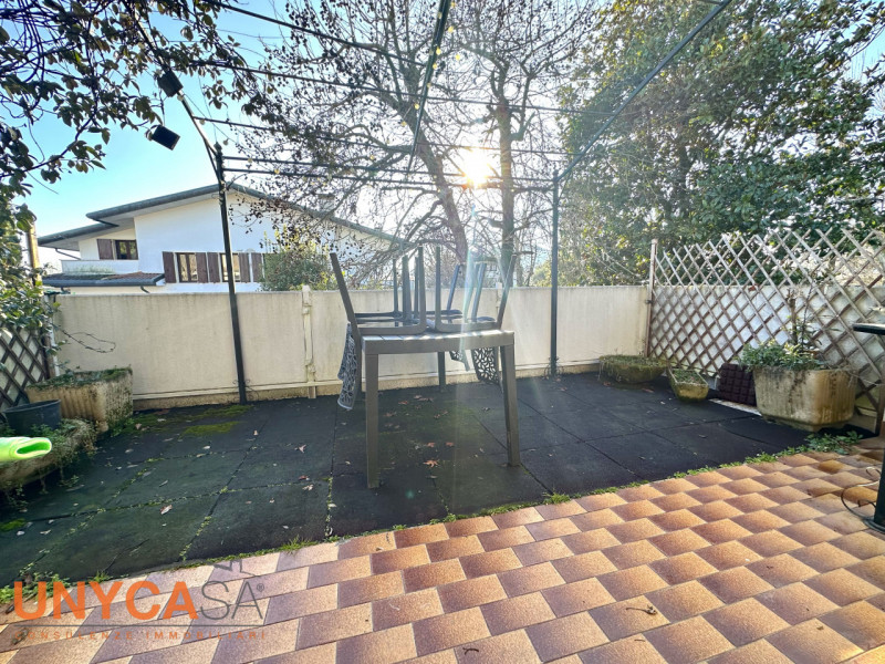 Proponiamo bifamiliare situata in quartiere residenziale rappresentando la perfetta fusione tra i...