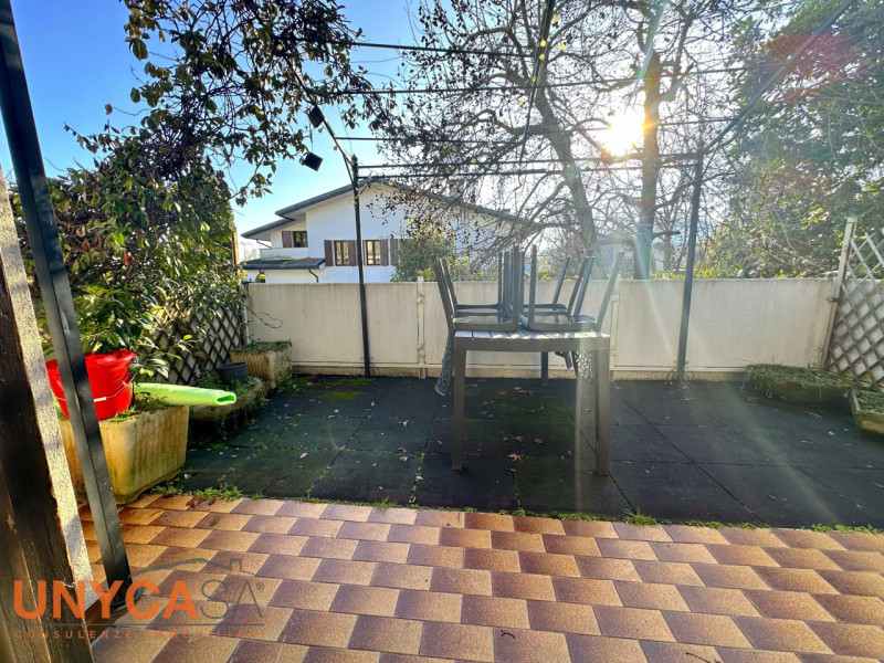 Proponiamo bifamiliare situata in quartiere residenziale rappresentando la perfetta fusione tra i...