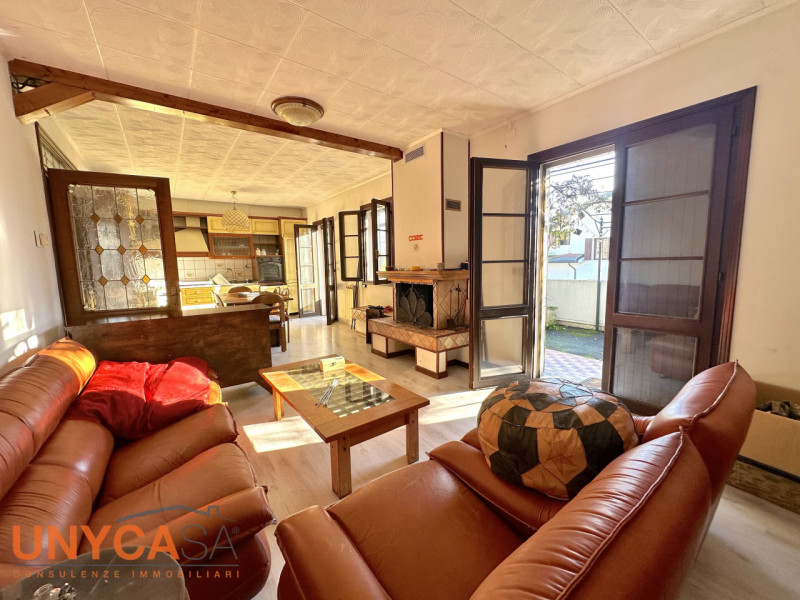 Proponiamo bifamiliare situata in quartiere residenziale rappresentando la perfetta fusione tra i...