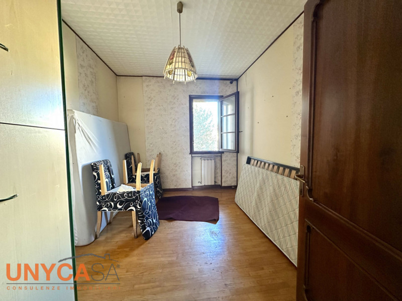 Proponiamo bifamiliare situata in quartiere residenziale rappresentando la perfetta fusione tra i...