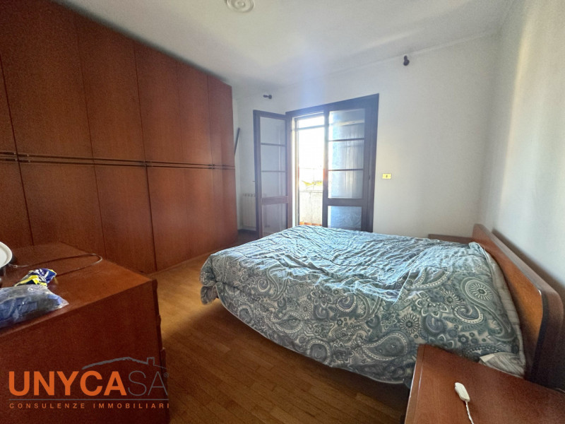 Proponiamo bifamiliare situata in quartiere residenziale rappresentando la perfetta fusione tra i...