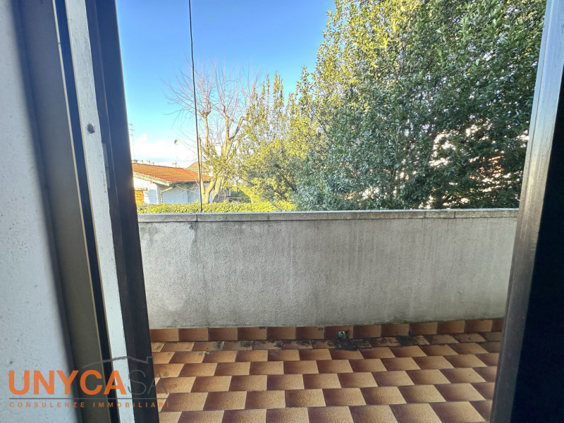 Proponiamo bifamiliare situata in quartiere residenziale rappresentando la perfetta fusione tra i...