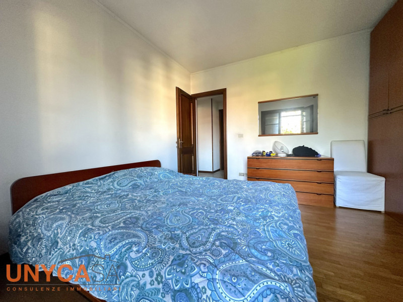 Proponiamo bifamiliare situata in quartiere residenziale rappresentando la perfetta fusione tra i...