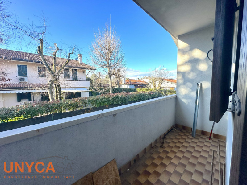 Proponiamo bifamiliare situata in quartiere residenziale rappresentando la perfetta fusione tra i...