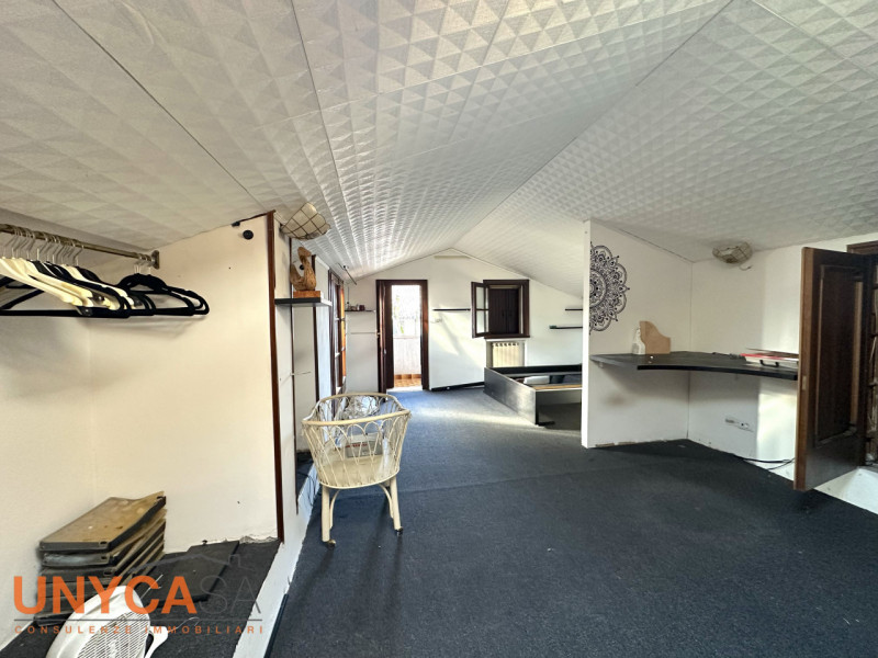 Proponiamo bifamiliare situata in quartiere residenziale rappresentando la perfetta fusione tra i...