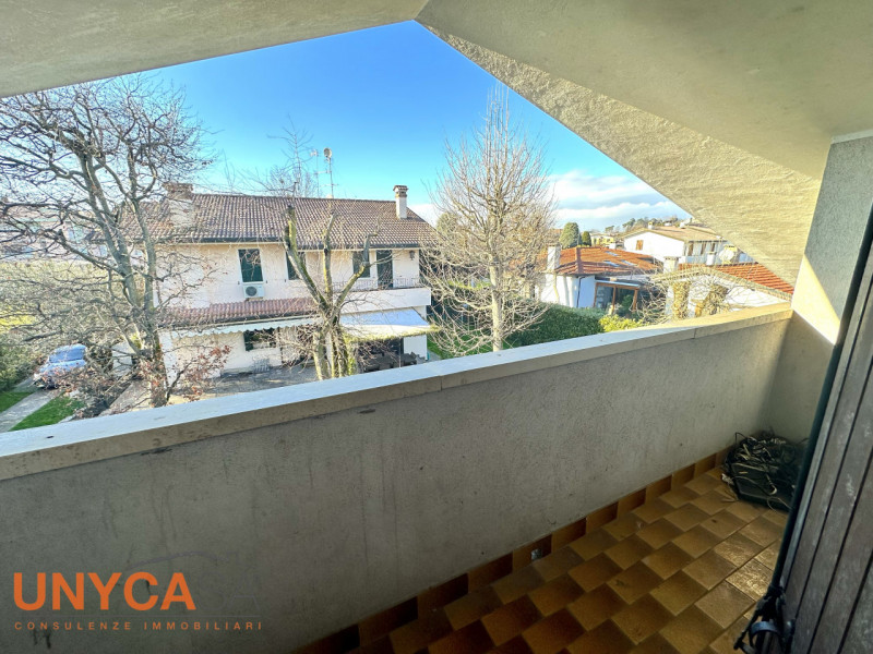 Proponiamo bifamiliare situata in quartiere residenziale rappresentando la perfetta fusione tra i...