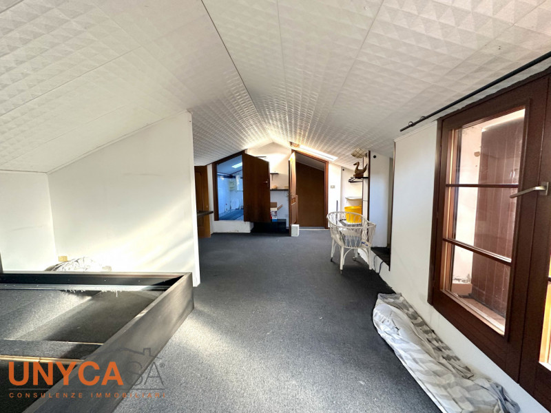 Proponiamo bifamiliare situata in quartiere residenziale rappresentando la perfetta fusione tra i...