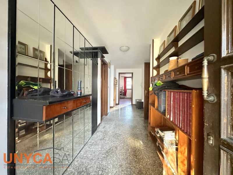 Proponiamo bifamiliare situata in quartiere residenziale rappresentando la perfetta fusione tra i...