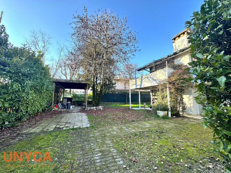 Proponiamo bifamiliare situata in quartiere residenziale rappresentando la perfetta fusione tra i...