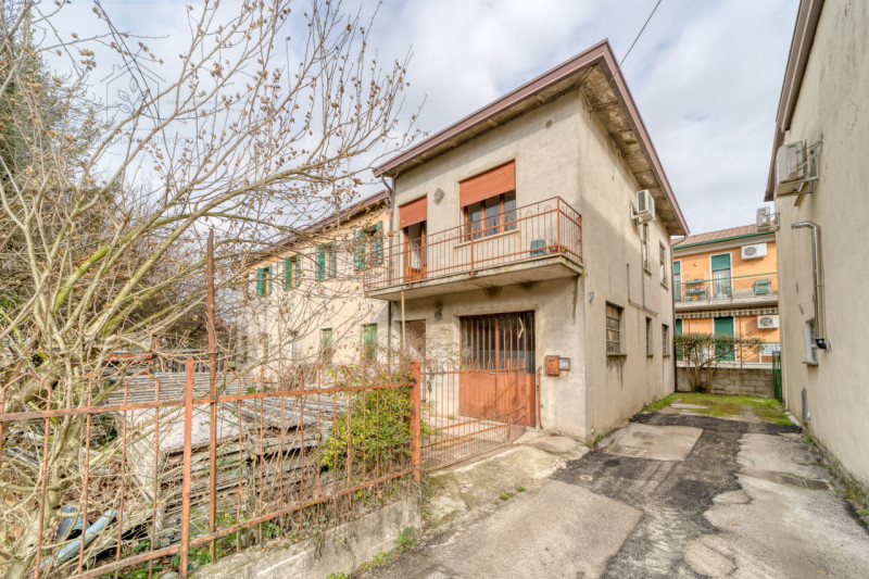 Bifamiliare intera con giardino, da reinventare –  Mejaniga di Cadoneghe

Ci sono case che non ra...