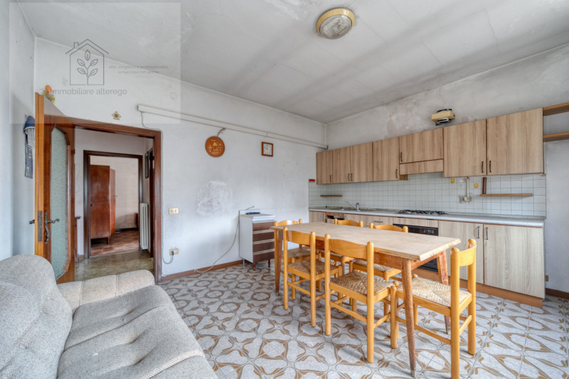 Bifamiliare intera con giardino, da reinventare –  Mejaniga di Cadoneghe

Ci sono case che non ra...