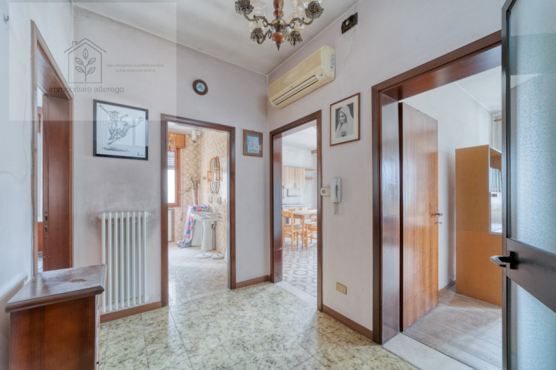 Bifamiliare intera con giardino, da reinventare –  Mejaniga di Cadoneghe

Ci sono case che non ra...