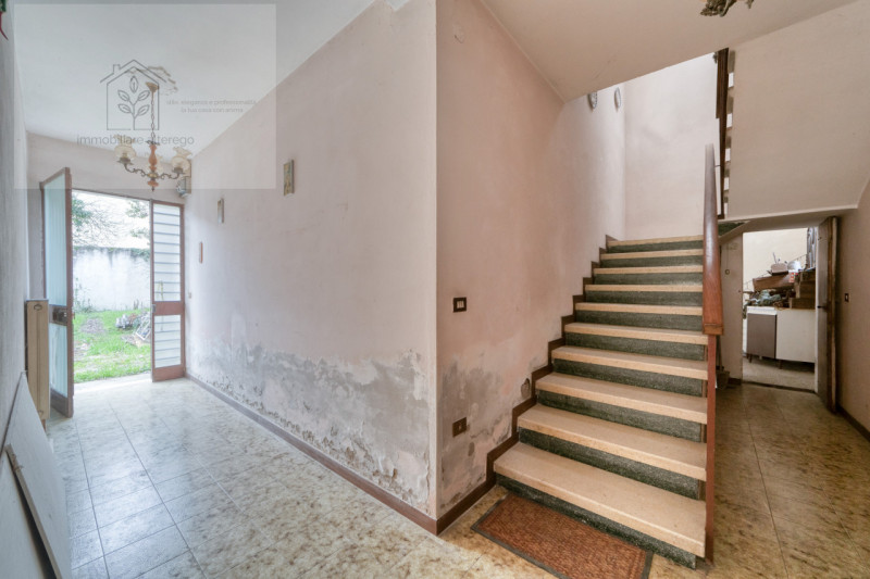 Bifamiliare intera con giardino, da reinventare –  Mejaniga di Cadoneghe

Ci sono case che non ra...