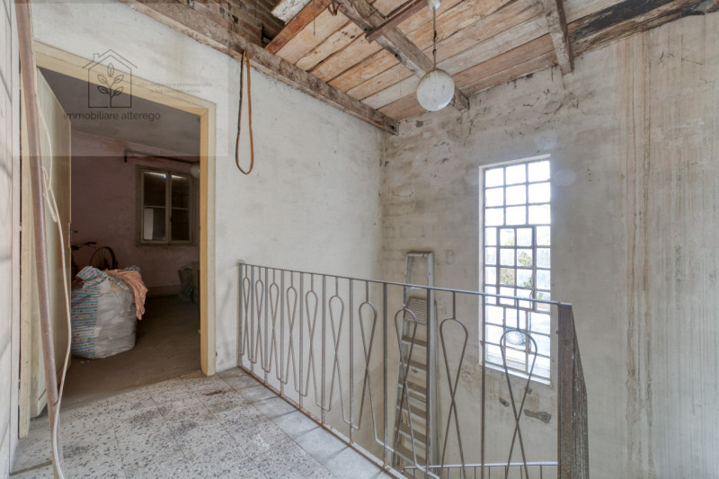 Bifamiliare intera con giardino, da reinventare –  Mejaniga di Cadoneghe

Ci sono case che non ra...