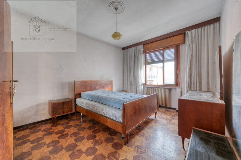 Bifamiliare intera con giardino, da reinventare –  Mejaniga di Cadoneghe

Ci sono case che non ra...