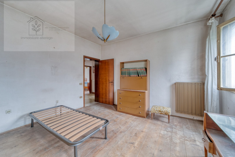 Bifamiliare intera con giardino, da reinventare –  Mejaniga di Cadoneghe

Ci sono case che non ra...