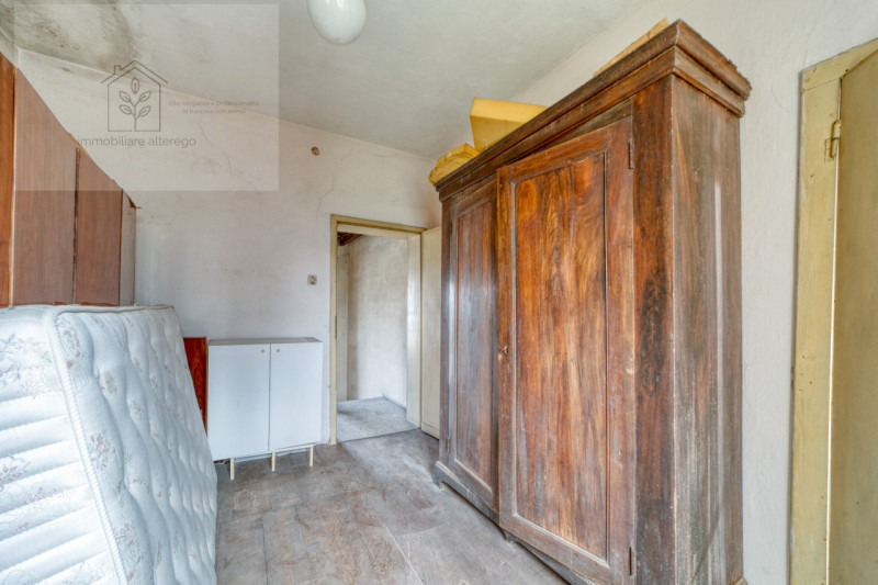 Bifamiliare intera con giardino, da reinventare –  Mejaniga di Cadoneghe

Ci sono case che non ra...