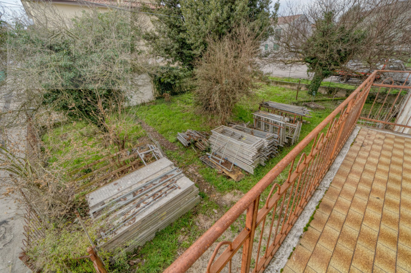 Bifamiliare intera con giardino, da reinventare –  Mejaniga di Cadoneghe

Ci sono case che non ra...