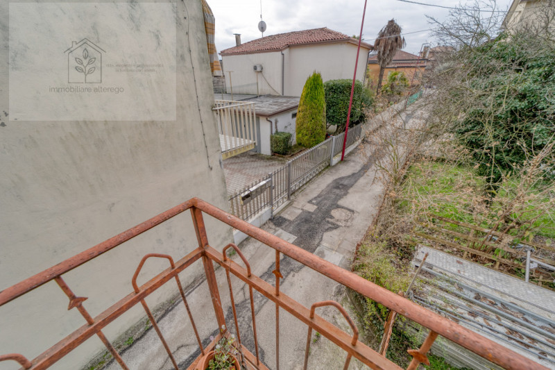 Bifamiliare intera con giardino, da reinventare –  Mejaniga di Cadoneghe

Ci sono case che non ra...