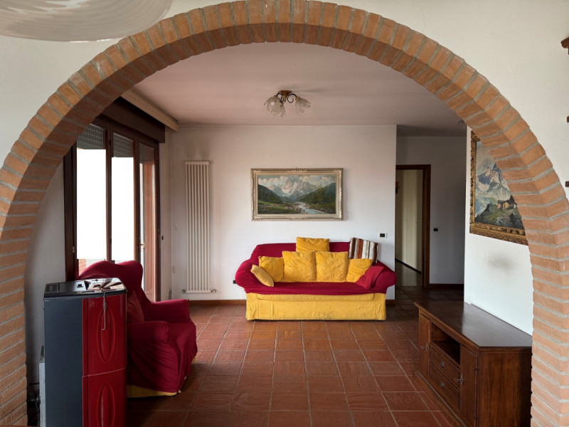 BICAMERE BI-SERVIZI CON TERRAZZA ABITABILE E GARAGE DOPPIO. EURO 149.000. CODICE 4601. PER INFO: ...