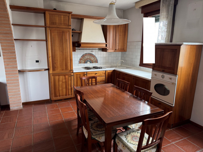 BICAMERE BI-SERVIZI CON TERRAZZA ABITABILE E GARAGE DOPPIO. EURO 149.000. CODICE 4601. PER INFO: ...