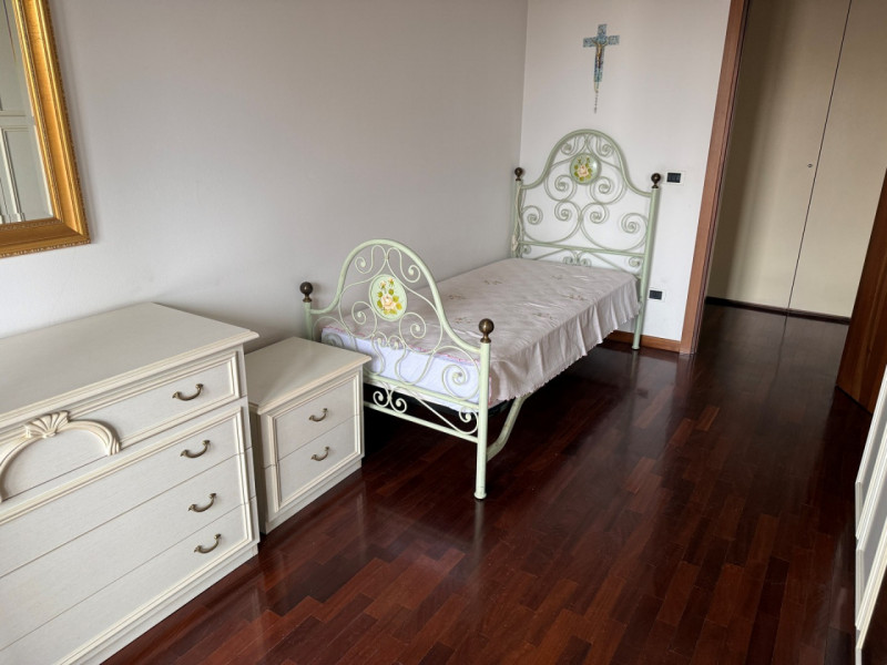 BICAMERE BI-SERVIZI CON TERRAZZA ABITABILE E GARAGE DOPPIO. EURO 149.000. CODICE 4601. PER INFO: ...