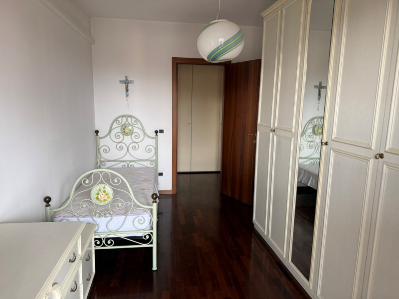 BICAMERE BI-SERVIZI CON TERRAZZA ABITABILE E GARAGE DOPPIO. EURO 149.000. CODICE 4601. PER INFO: ...