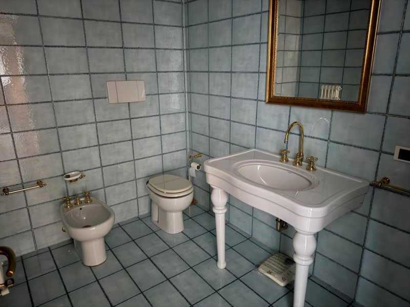 BICAMERE BI-SERVIZI CON TERRAZZA ABITABILE E GARAGE DOPPIO. EURO 149.000. CODICE 4601. PER INFO: ...