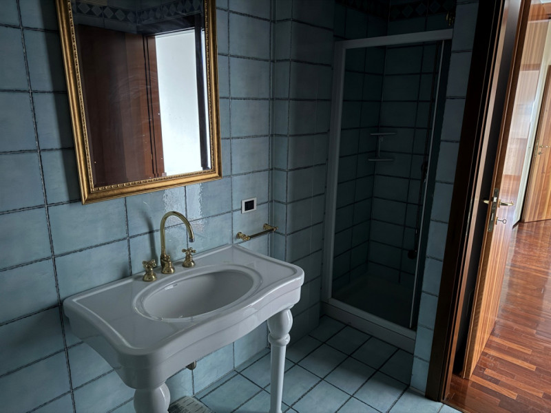 BICAMERE BI-SERVIZI CON TERRAZZA ABITABILE E GARAGE DOPPIO. EURO 149.000. CODICE 4601. PER INFO: ...