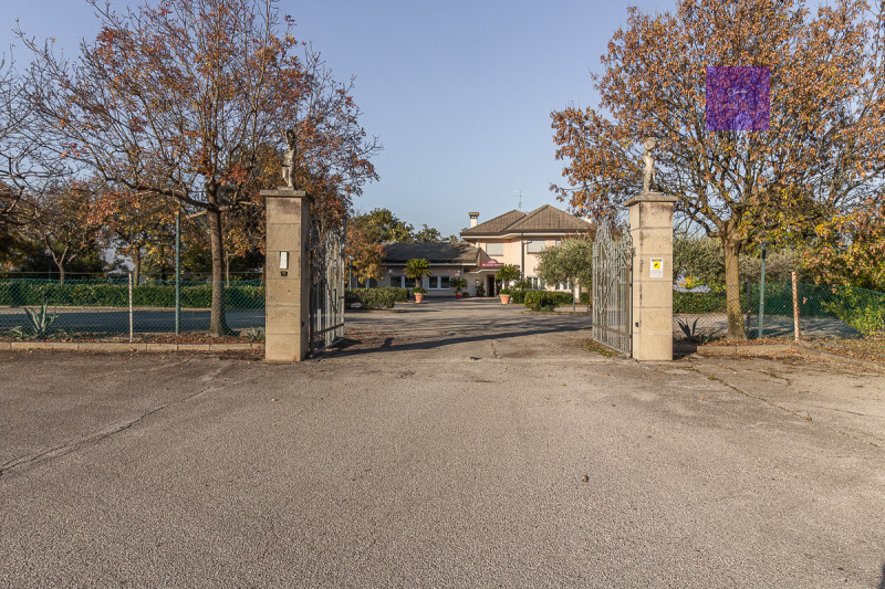 Complesso ricettivo panoramico sui Colli Euganei | Hotel con 30 camere e ampia estensione fondiar...