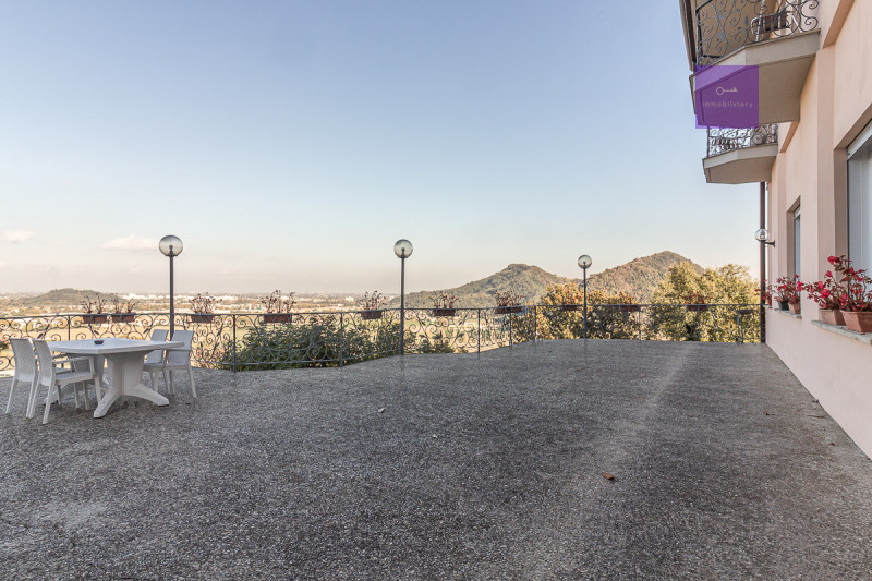 Complesso ricettivo panoramico sui Colli Euganei | Hotel con 30 camere e ampia estensione fondiar...