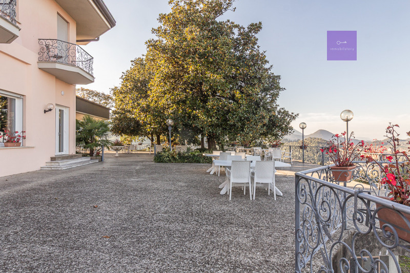 Complesso ricettivo panoramico sui Colli Euganei | Hotel con 30 camere e ampia estensione fondiar...