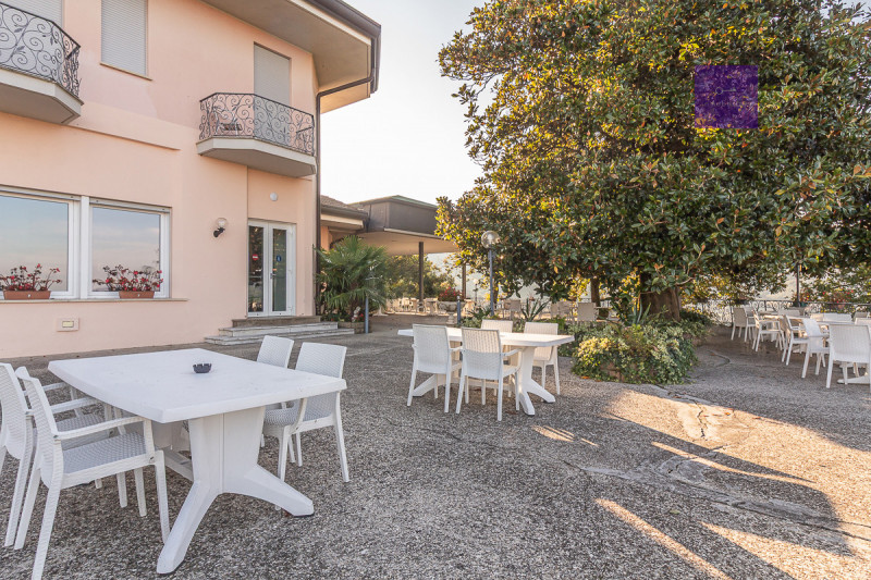 Complesso ricettivo panoramico sui Colli Euganei | Hotel con 30 camere e ampia estensione fondiar...