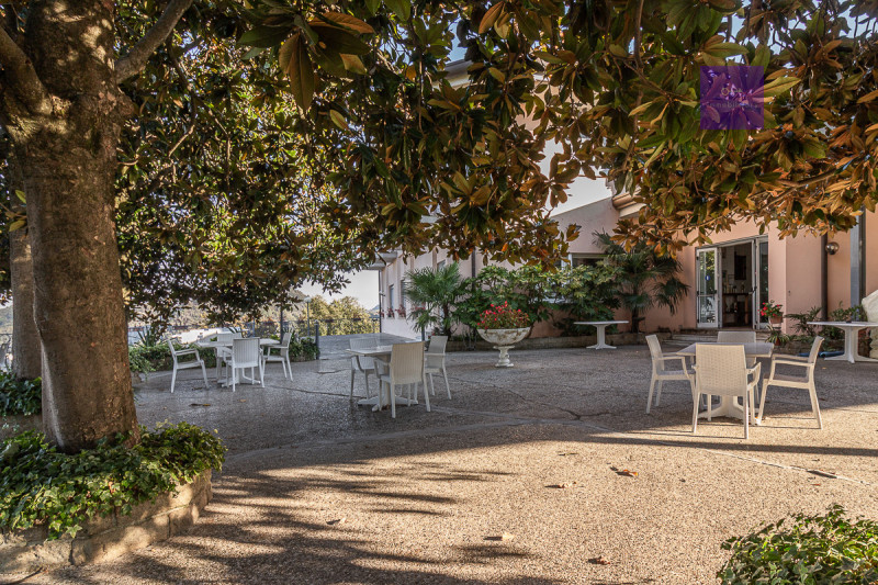 Complesso ricettivo panoramico sui Colli Euganei | Hotel con 30 camere e ampia estensione fondiar...