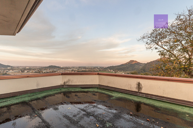 Complesso ricettivo panoramico sui Colli Euganei | Hotel con 30 camere e ampia estensione fondiar...