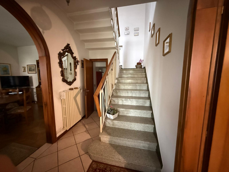 Albignasego, in località Carpanedo, proponiamo una casa singola disposta su due piani, di Mq 160 ...