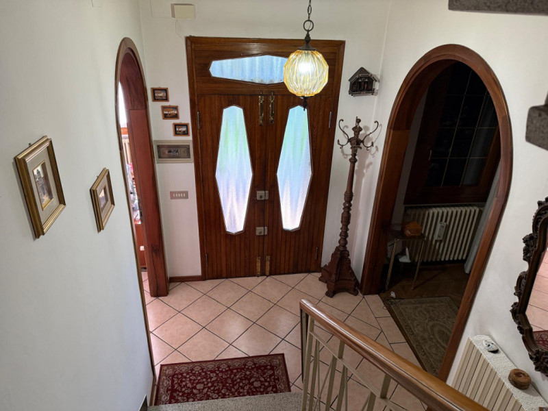 Albignasego, in località Carpanedo, proponiamo una casa singola disposta su due piani, di Mq 160 ...