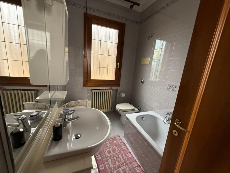 Albignasego, in località Carpanedo, proponiamo una casa singola disposta su due piani, di Mq 160 ...