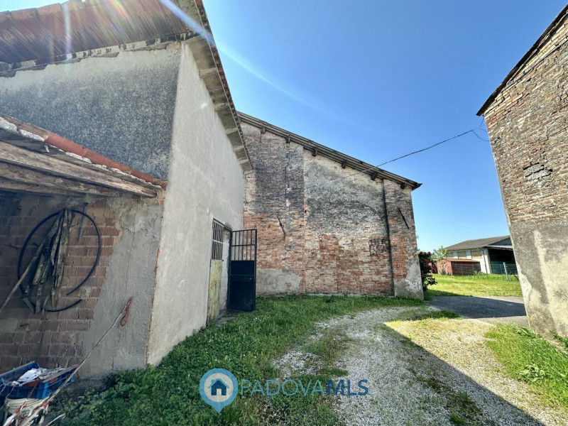 RUSTICO CON TERRENO AGRICOLO A CASALSERUGO €.250.000 - rif.1691

Il rustico in vendita a Casalser...