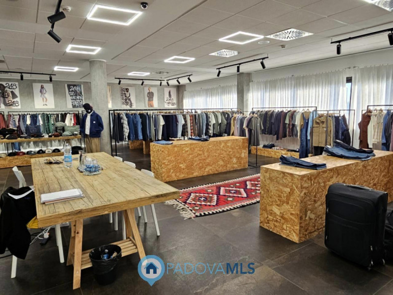 Immobile in esclusiva al Gruppo Padova MLS

PADOVA ZONA INDUSTRIALE EST. Scoprite un'opportunità ...